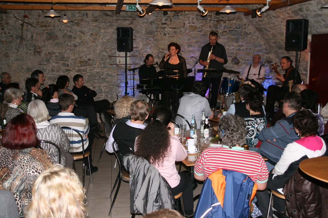 Besucher und Buehne
